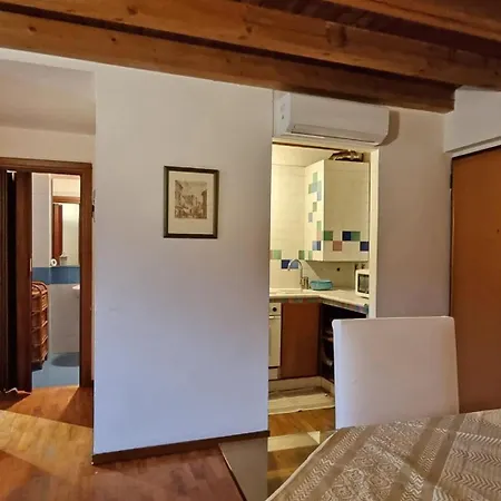Large Two-room Near The Giusti Gardens Verona